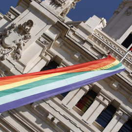 Vista de la bandera arcoíris desplegada en la fachada del Ayuntamiento de Madrid con motivo del comienzo de la semana del orgullo gay. EFE/Javier Lizón