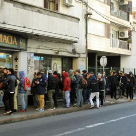 Uruguayos hacen fila en una de las farmacias de Montevideo que administra marihuana / EFE