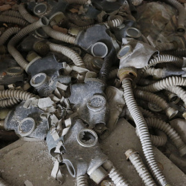 Máscaras de gas olvidadas en una escuela abandonada en la ciudad desierta de Orevichi en la Reserva Radioecológica Estatal de Polesia dentro de la zona de exclusión a 30 kilómetros del reactor nuclear de Chernóbil. EFE