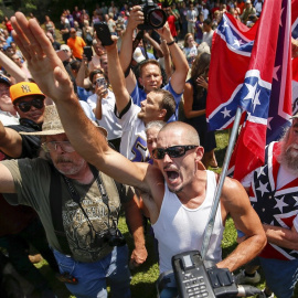 Partidarios de Trump (y del Ku Klux Klan) gritan a manifestantes opositores durante un mitin en Columbia, Carolina del Sur.- REUTERS