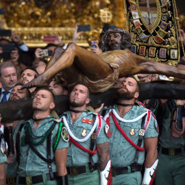 Los legionarios llevan el Cristo de Mena en Málaga. EFE