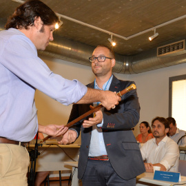 Guillermo Gross cede a Serafín Faraldos el bastón de mando de Valdemoro.