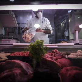 Un carnicero llena una bolsa con productos frescos. PATRICIA DE MELO MOREIRA / AFP