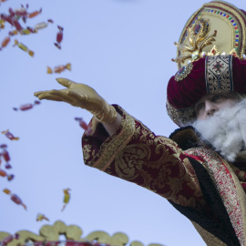 El Rey Melchor durante la cabalgata de los Reyes Magos en Sevilla. María José López / Europa Press / Archivo