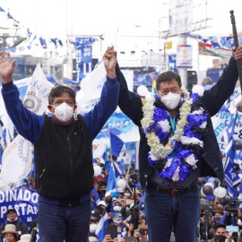 El candidato presidencial Luis Arce (dcha), junto con el candidato a vicepresidente, David Choquehuanca, celebran la victoria en las elecciones bolivianas. COMUNICACIÓN MOVIMIENTO AL SOCIALISMO.