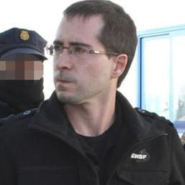 Liher Aretxabaleta en el momento en el que fue entregado a España por parte de las autoridades francesas /EFE