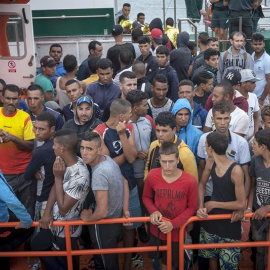 LLegan al puerto de Barbate (Cádiz), los  inmigrantes rescatados  por Salvamento Marítimo cuando viajaban en una patera en las proximidades de la playa de la Mangueta tras ser interceptada por la Guardia Civil. EFE/Román Ríos