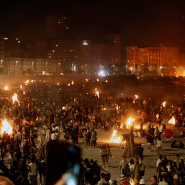 Miles de personan se reunieron en torno a las hogueras que iluminaron este domingo las playas en la noche mágica de San Juan | EFE