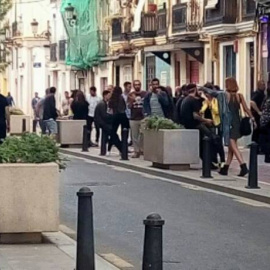 Gent de festa al carrer a primera hora del matí, al barri de Russafa.