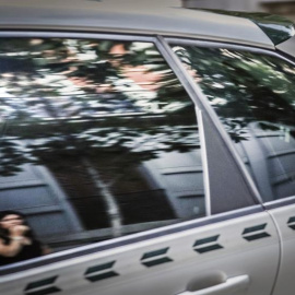 El vehículo de la Guardia Civil que traslada al presidente de la Real Federación Española de Fútbol (RFEF), Ángel María Villar, a su llegada a la Audiencia Nacional.- EFE