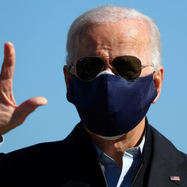 El candidato demócrata Joe Biden saluda a los periodistas antes de abordar su avión de campaña antes de un viaje a Carolina del Norte en Delaware, /REUTERS / Tom Brenner