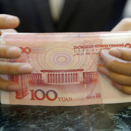 Una cajera del banco ICBC cuenta billetes de cien en una sucursal de Pekín. REUTERS/Kim Kyung-Hoon