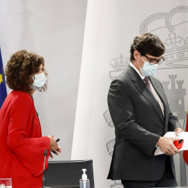 La ministra de Hacienda y Portavoz del Gobierno, María Jesús Montero y el ministro de Sanidad, Salvador Illa. - EFE