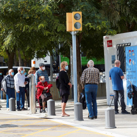 Varias personas hacen cola para vacunarse de la gripe en el Hospital del Mar de Barcelona este martes | EFE
