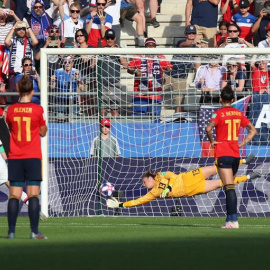 La capitana de la selección estadounidense Megan Rapinoe (i) celebra tras marcar el 1-2 ante España durante el partido de los octavos de final del Mundial de Francia 2019. EFE