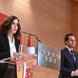 La presidenta de la Comunidad de Madrid, Isabel Díaz Ayuso (i) y su vicepresidente Ignacio Aguado (d) durante la rueda de prensa conjunta tras el Consejo de Gobierno de Madrid este miércoles. EFE/ Fernando Villar