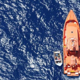La embarcación Salvamar Mimosa, junto a la patera con los cinco cadáveres a bordo. (Foto: Salvamento Marítimo)