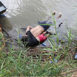 24.06.2019 / Fotografía a los cuerpos sin vida de un presunto migrante y su bebé a una orilla del Río Bravo en Matamoros, frontera con EE.UU., en el estado de Tamaulipas (México). EFE/ Abraham Pineda-Jácome