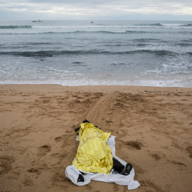 El cuerpo sin vida de una personas migrante en una playa andaluza.- JAVIER FERGO / CAMINANDO FRONTERAS