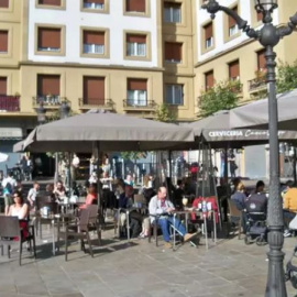 Clientes en terrazas de la Plaza Unamuno de Bilbao. / EUROPA PRESS / Archivo