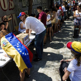 La comunidad venezolana de Barcelona vota en la calle para el plebiscito popular contra Nicolás Maduro.EFE/Quique García