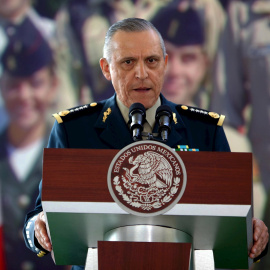 Fotografía del 19 de marzo de 2013 del general mexicano Salvador Cienfuegos, secretario de la Defensa Nacional durante el gobierno del expresidente Enrique Peña Nieto, que ha sido detenido este jueves en Estados Unidos. EFE/José Méndez / Archivo