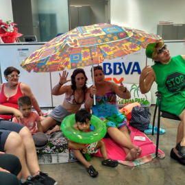 Protesta de la PAH a una oficina de Catalunya Caixa. FOTO: Esperanza Escribano