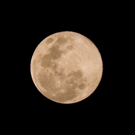 Vista de la luna llena en Caracas (Venezuela). EFE/MIGUEL GUTIERREZ