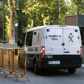 El furgón de la Guardia Civil que traslada a Gorka Villar, hijo del presidente de la Real Federación Española de Fútbol (RFEF), Ángel María Villar, a su llegada hoy a la Audiencia Nacional.- EFE