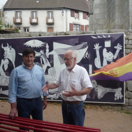 El exalcalde de Crocq, Jacques Longchambon (derecha), con Iñaki Gorroño, concejal de Gernika, en una foto del Ayuntamiento de Crocq.