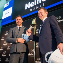 Los directivos de Neinor Homes, en el toque campana de salida a Bolsa. E.P.