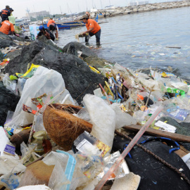 Bolsas de plástico y otra basura en una playa en la Bahí ade Manila. JAY DIRECTO / AFP