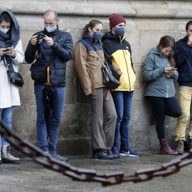 Personas en una calle de Santiago de Compostela | EFE