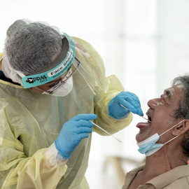 Un hombre realizándose una PCR | EFE/EPA/WALLACE WOON/Archivo