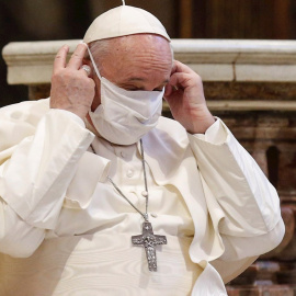 20/10/2020.- El papa Francisco se coloca una mascarilla durante un acto de oración en la Basílica de Santa María en Aracoeli, en Roma, Italia. EFE/Fabio Frustaci