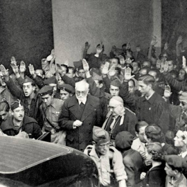 Unamuno, a la salida de la Universidad el 12 de octubre de 1936
