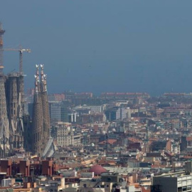 Vista de la ciudad de Barcelona durante un episodio de alta contaminación por partículas. EFE/ Quique García/Archivo