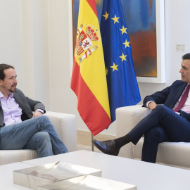El presidente del Gobierno en funciones, Pedro Sánchez, junto al secretario general de Podemos, Pablo Iglesias, en La Moncloa.