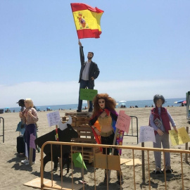 Uno de los júas retirado, que representa a Santiago Abascal con una bandera de España.