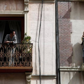 Dos vecinos conversan en el balcón de sus casas durante el confinamiento. EFE/Mariscal