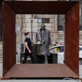 Una camarera trabaja en una terraza del centro de Oviedo este lunes. | EFE