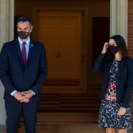 El presidente del Gobierno, Pedro Sánchez, recibe en la Moncloa a la líder de Ciudadanos, Inés Arrimadas. /EFE