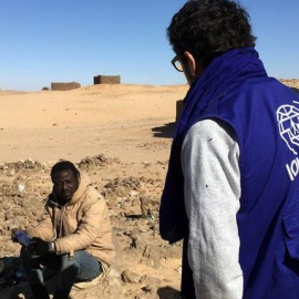 Un miembro de la Organización Internacional para las Migraciones (OIM) presta ayuda a una persona migrante en el desierto del Sáhara en una imagen del 2017.- OIM