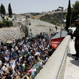 Agentes de policía  israelí montan guardia mientras los palestinos rezan en la Puerta del León, una entrada a la ciudad vieja de Jerusalén, en protesta por las nuevas medidas de seguridad de Israel en la mezquita al-Aqsa.- REUTERS