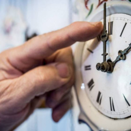 La noche del sábado al domingo, los europeos dormirán una hora más. EFE