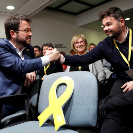 02/01/2020.- El coordinador nacional de Esquerra Republicana de Catalunya (ERC), Pere Aragonés (i), y el portavoz en el Congreso, Gabriel Rufián (d), se saludan tras la aprobación del acuerdo con el PSOE durante el Consell Nacional de ERC celebrado est