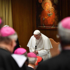 21/02/2019.- El papa Francisco (c) reza durante la inauguración de la reunión para la protección de menores ante los abusos sexuales este jueves en el Vaticano. / EFE