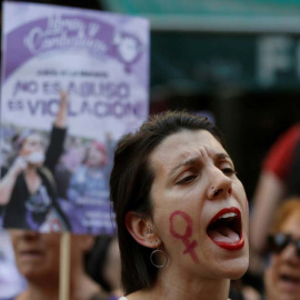 Manifestación de mujeres en Madrid, esta tarde ante el Ministerio de Justicia, en protesta por la puesta en libertad de 'La Manada'. (JUAN CARLOS HIDALGO | EFE)