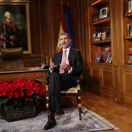 El rey Felipe VI, en su despacho del Palacio de la Zarzuela, durante su mensaje navideño.