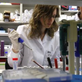 Investigadoras en un laboratorio del CNIO.